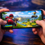 Smartphone gamer de alta performance com a tela inicial de Fortnite, destacando os requisitos para rodar o jogo com FPS alto.