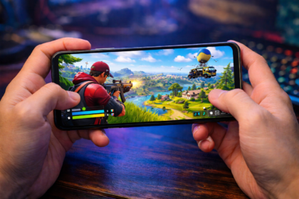 Smartphone gamer de alta performance com a tela inicial de Fortnite, destacando os requisitos para rodar o jogo com FPS alto.