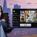 à esquerda, o criador de conteúdo Felca sentado de forma relaxada em uma poltrona preta, usando camiseta marrom e jeans, olhando para a câmera; à direita, a interface do launcher da Rockstar Games exibindo Grand Theft Auto V, com artes do jogo e fundo urbano estilizado em tons rosados.