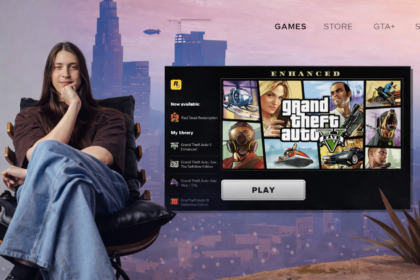 à esquerda, o criador de conteúdo Felca sentado de forma relaxada em uma poltrona preta, usando camiseta marrom e jeans, olhando para a câmera; à direita, a interface do launcher da Rockstar Games exibindo Grand Theft Auto V, com artes do jogo e fundo urbano estilizado em tons rosados.